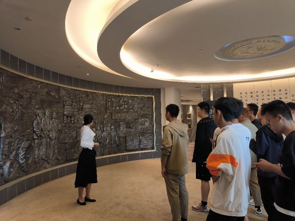 醫學院開展2023級本科新生入學教育系列--參觀農機展示館、校史館